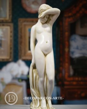 Giovane ragazza in bagno. 48cm