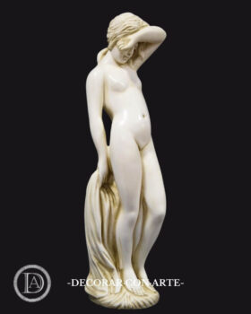 Giovane ragazza in bagno. 48cm