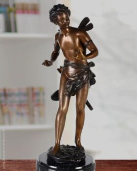 Figure en bronze. Cupidon avec flèches. 45 x 17 x 17 cm.