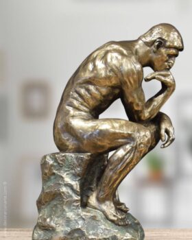Figura di Pensatore di Rodin. 48x30x20cm