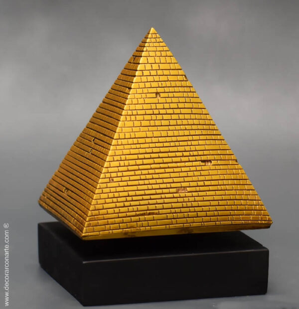piramide acabado dorada