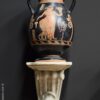 Mensula con ceramica griega mujer