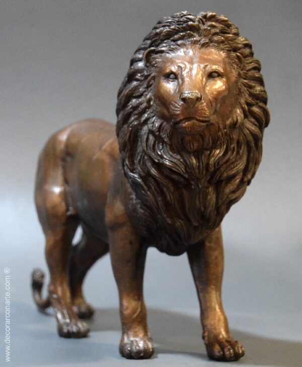 bronce león