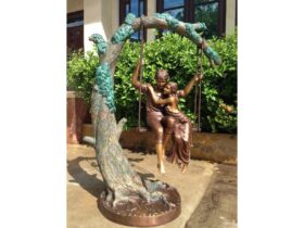 Figura de bronce. Columpiándose. 160 x 80 x 120 cm.