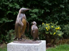 Figura de bronce. Pingüinos. 45x24x39 cm