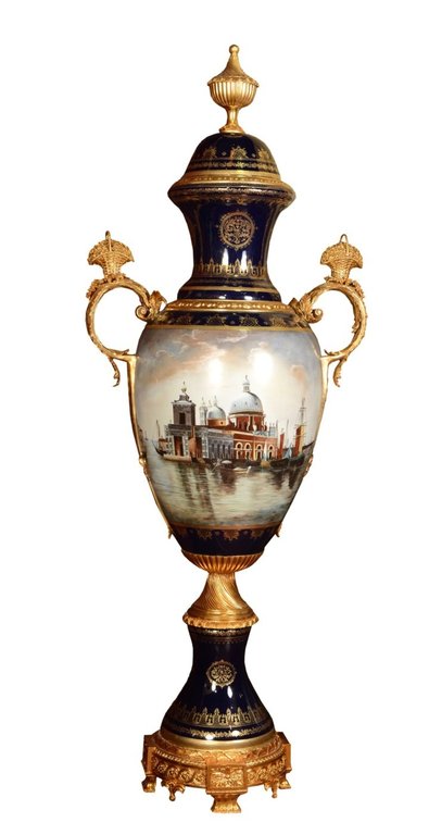 Porzellan Vase. (Sevres Stil) Henkel mit Korb, Kobaltblau. H 200cm