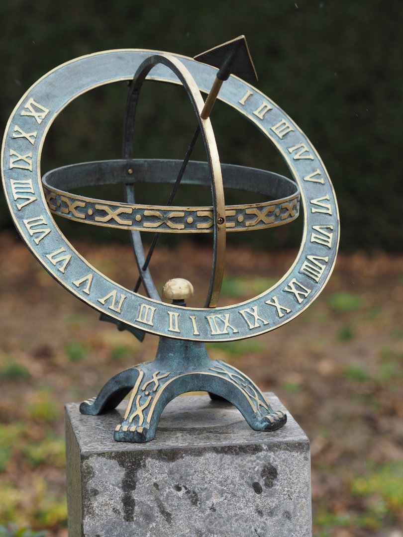 Reloj solar de bronce. 42x40x50 cm.