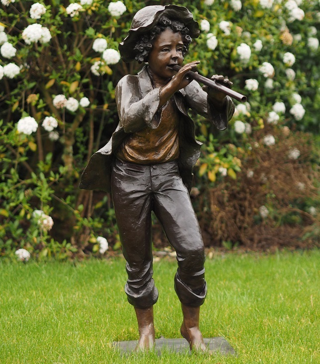 La figure en bronze. Enfant avec une flûte. 110x50x65cm.- vente de bronzes.