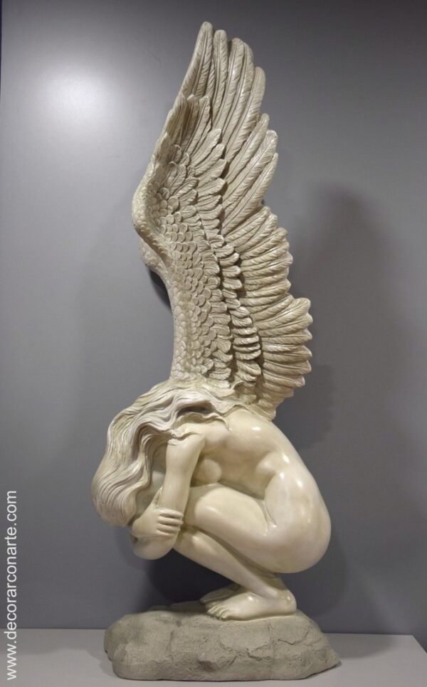 escultura jardín ángel recogido