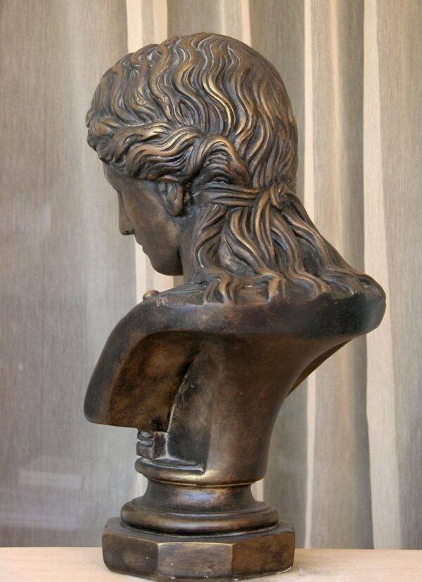 escultura decoración dama griega