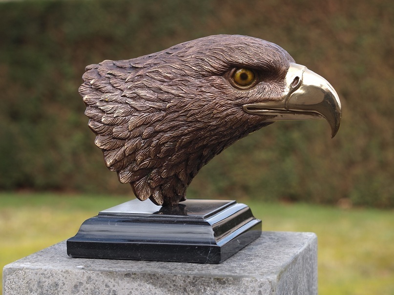 figura decorativa bronce cabeza águila