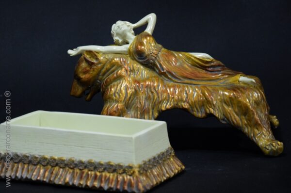  figura decorativa mujer tumbada cofre