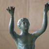 figura decorativa bronce romano ofrendante