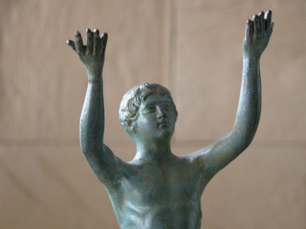 figura decorativa bronce romano ofrendante