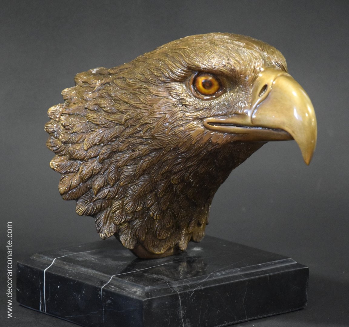 figura decorativa cabeza Águila