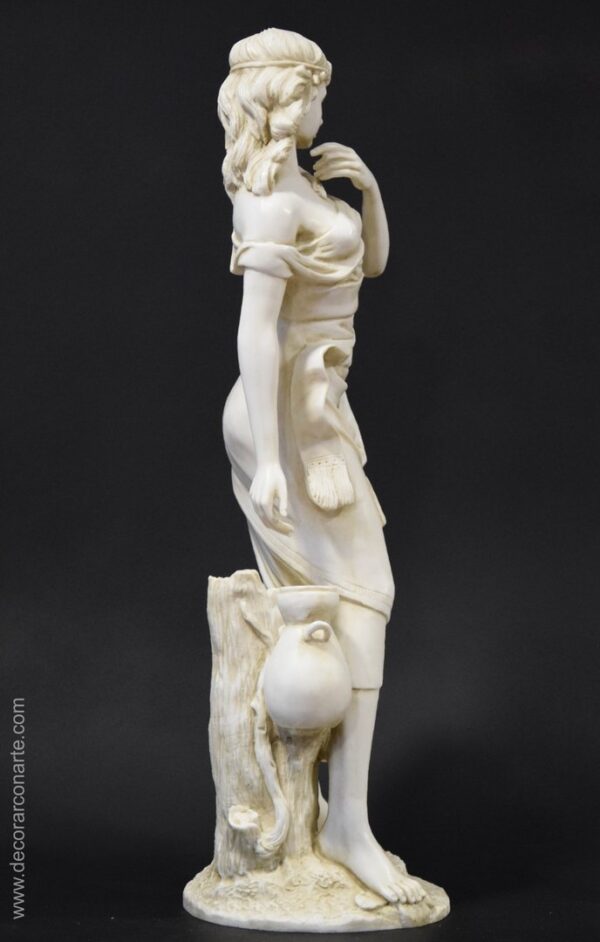 escultura decoración mujer aguadora