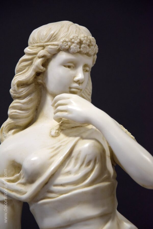 escultura decoración mujer aguadora