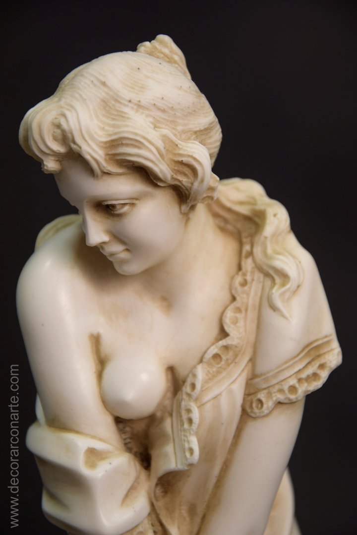 figura decorativa escultura mujer