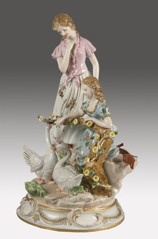 figura decorativa muchachas cisnes porcelana