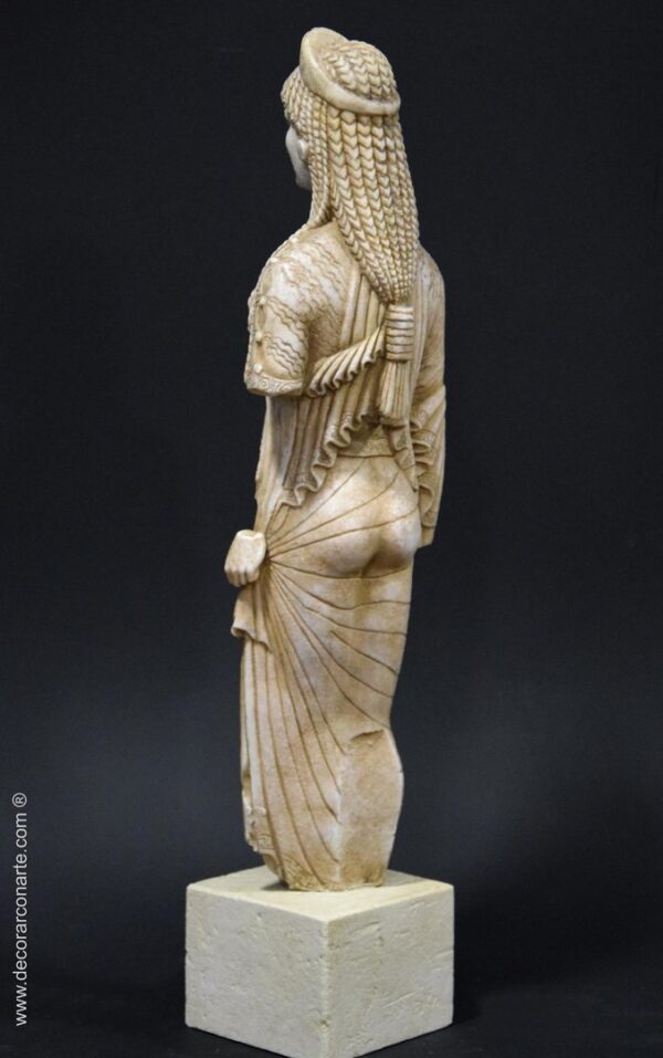 escultura decoración Koré arcaica griega
