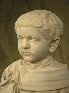 niño romano con toga