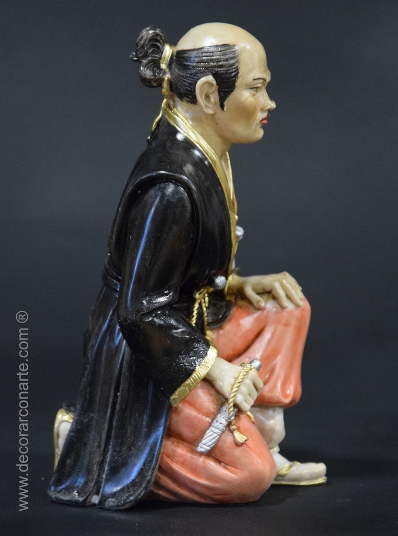 figura decorativa samurai arrodillado