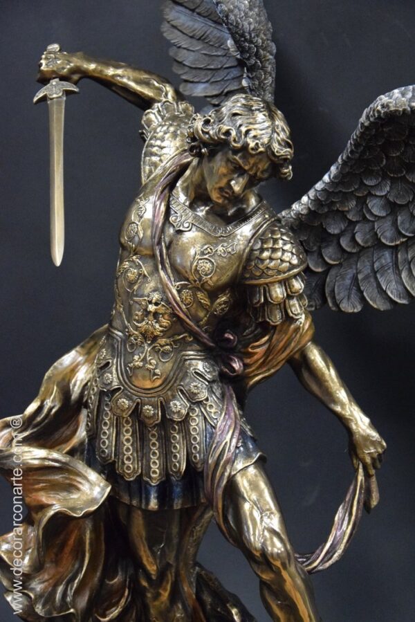 escultura decoración arcángel San Miguel