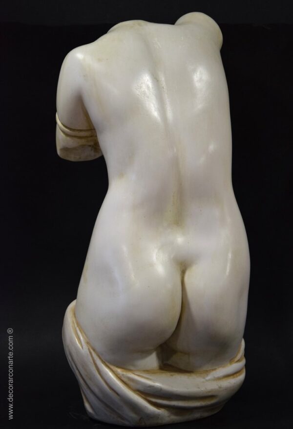 escultura decoración torso desnudo femenino
