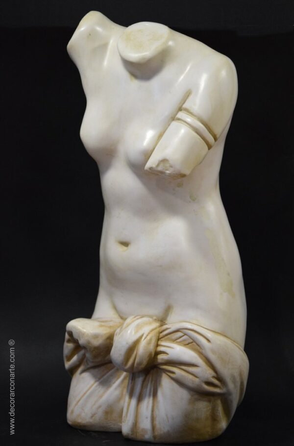 escultura decoración torso femenino