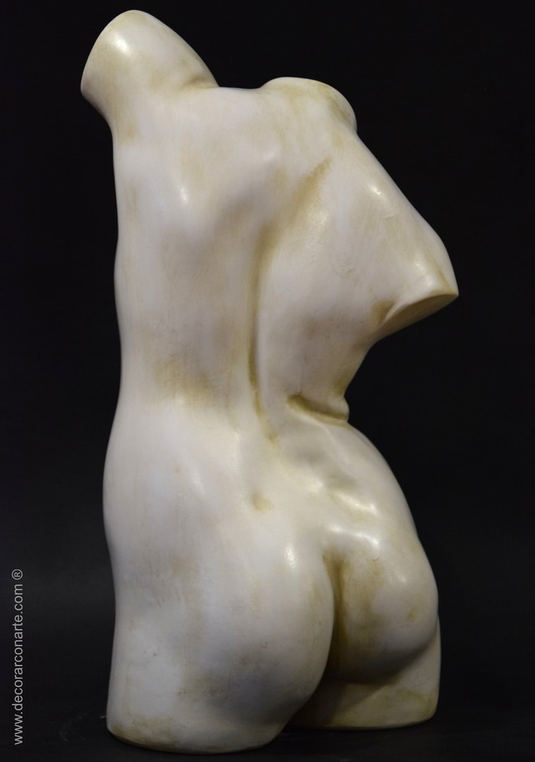 escultura decoración torso femenino