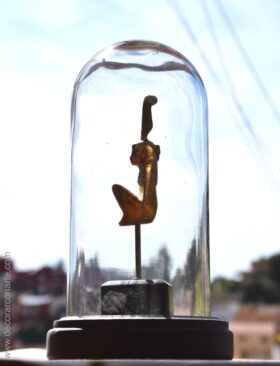 Urna con la diosa Maat.  22 cm.
