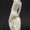 figura decorativa chica joven baño