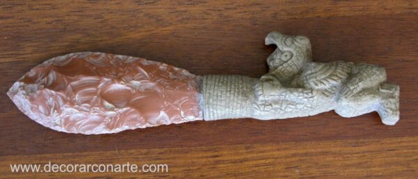 figura decorativa cuchillo silex azteca guerrero