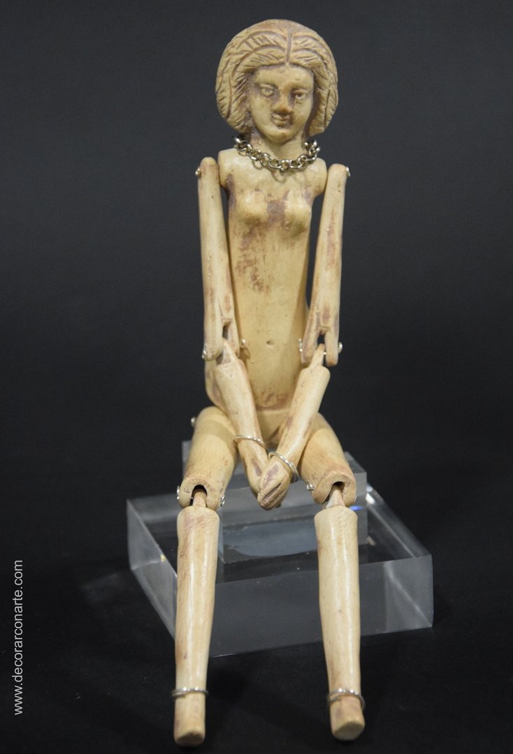 figura decorativa muñeca romana ceramica
