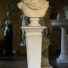 escultura decoración columna busto Apolo