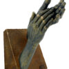 escultura manos solidarias