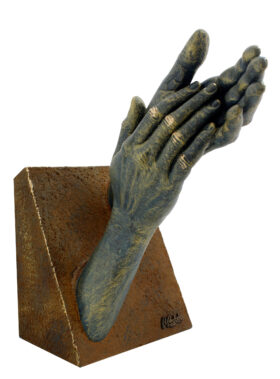 escultura manos solidarias