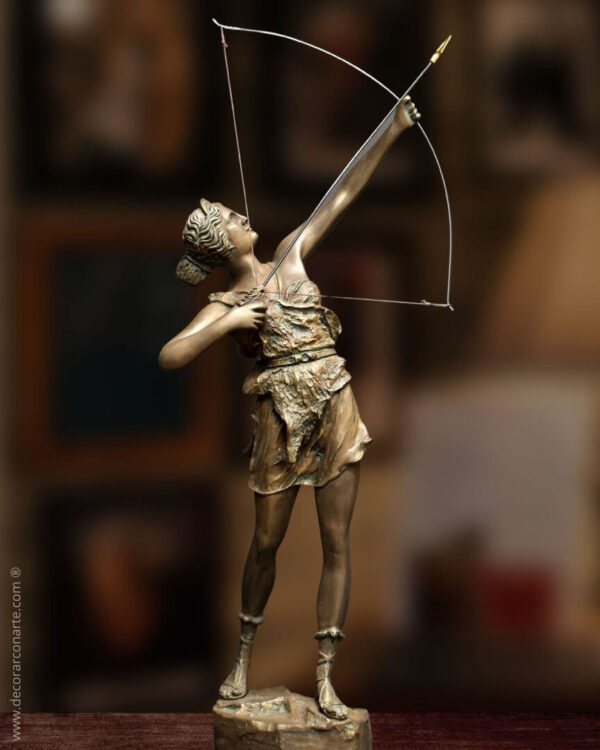 Artemisa-Diana cazadora con arco Artemis-Diana cacciatrice con arco