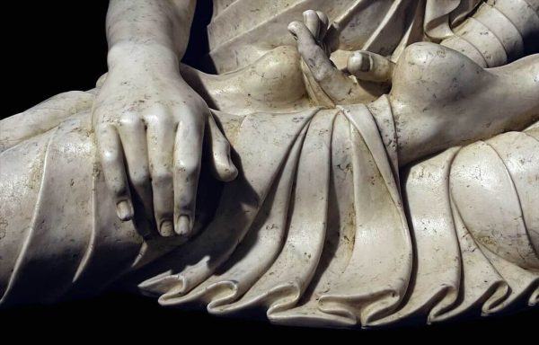 escultura de buda de mármol moldeado