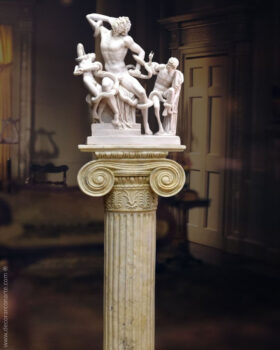 conjunto de Laocoonte y columna jonica Set di Laocoonte e colonna